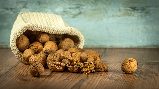 walnuts-1213008_640