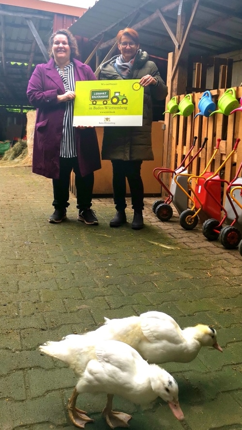 2023 Bild_Hofschild&uuml;bergabe_Falk