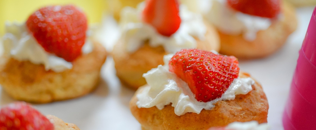 Scones mit frischen Beeren