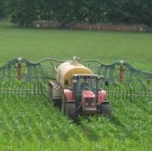 Traktor auf einem Feld