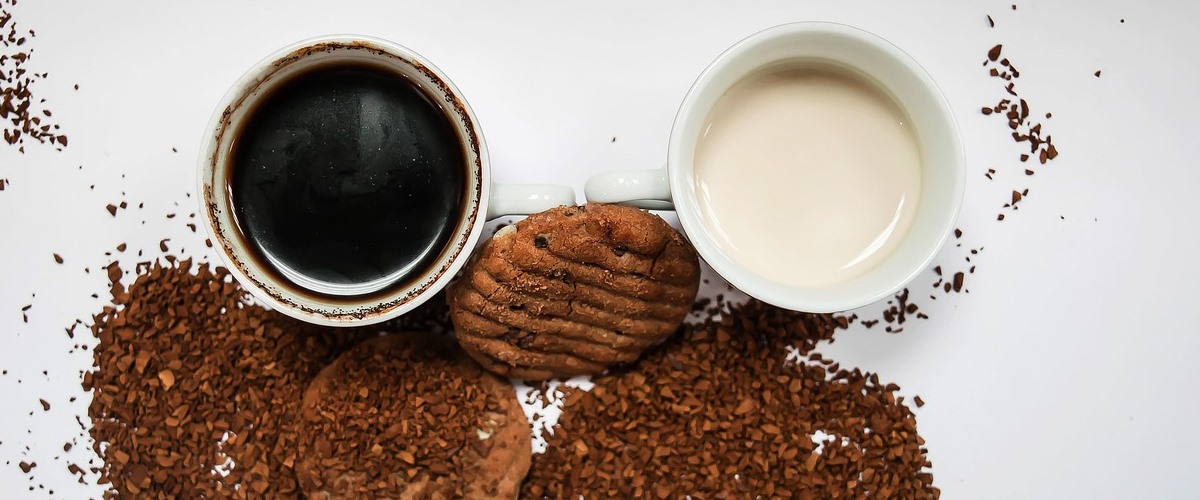 coffee-with-biscuits-Aghil MS auf Pixabay